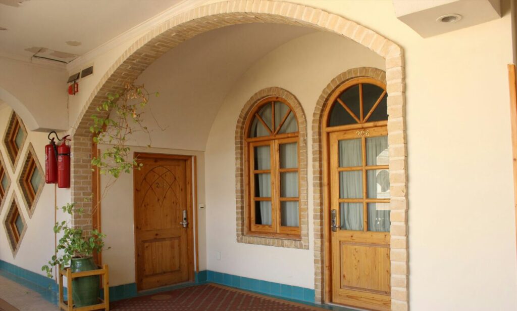 پنجره دوجداره برای بناهای سنتی: چالشها و راهکارها در شهرهایی مثل یزد