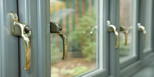 بهترین یراق‌آلات برای پنجره دوجداره در مناطق مرطوب